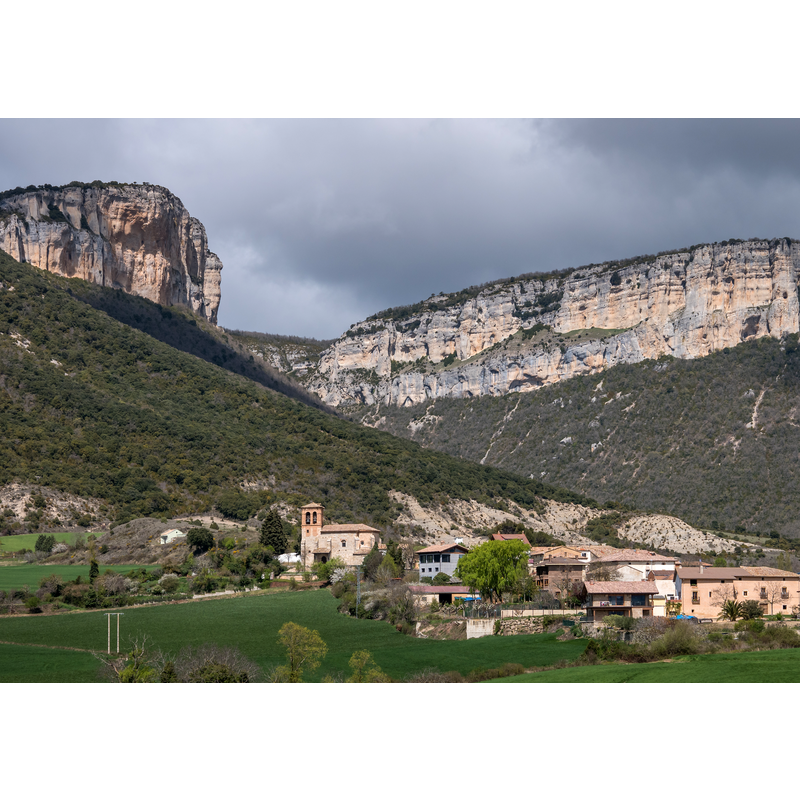 Source caption: "Ollobarren en el municipio de Metauten. Detrás, la Sierra de Lokiz. Navarra, España"