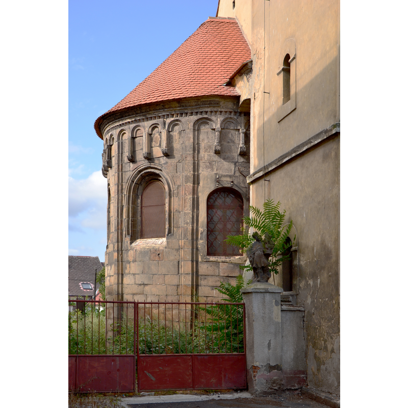 Source caption: "Apsida kostela Povýšení svatého Kříže, Údlice."