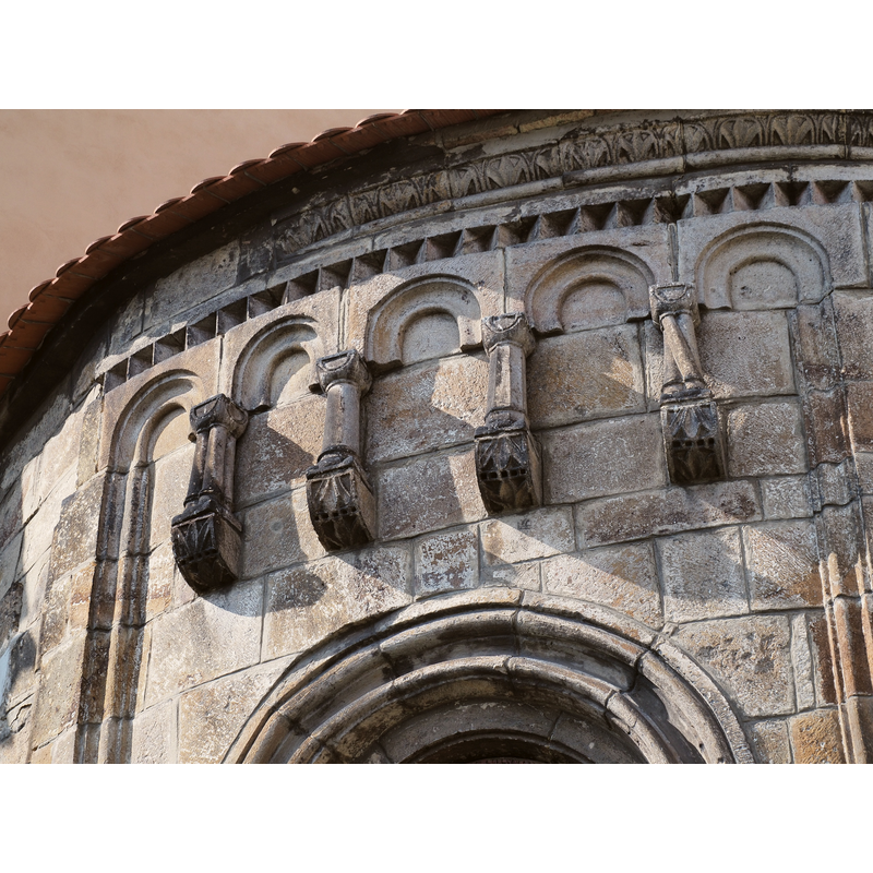 Source caption: "Údlice, kostel Povýšení sv. Kříže, apsida. Detail obloučkového vlysu"