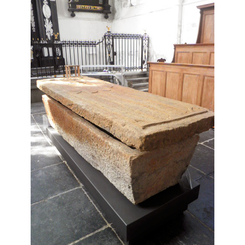 Source caption: "Sarcofaag, tussen 2006 en 2008 uit het Markermeer bij Etersheim gehaald. Deksel bestond uit twee delen, verer compleet." -- the 12thC(?) sarcophagus from Etersheim, recovered from the sunken church at sea