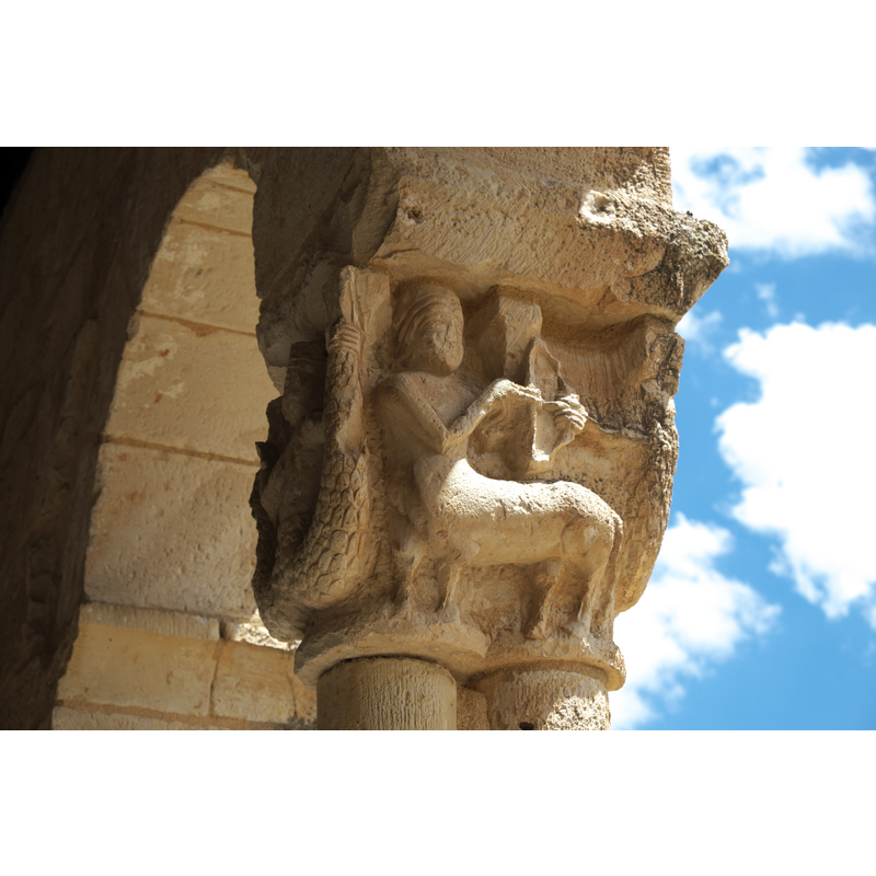 Source caption: "Kirche Nuestra Señora de las Vegas in Requijada, einem Ortsteil von Santiuste de Pedraza in der Provinz Segovia (Kastilien-León/Spanien), Kapitell der Vorhalle"