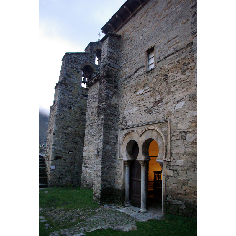 Source caption: "Iglesia de Santiago de Peñalba en Peñalba de Santiago (Ponferrada, (León, España)."