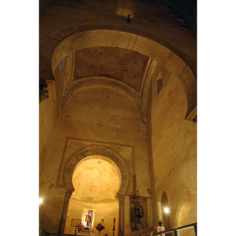 Source caption: "Interior de la iglesia de Santiago de Peñalba en Peñalba de Santiago (Ponferrada, (León, España)."