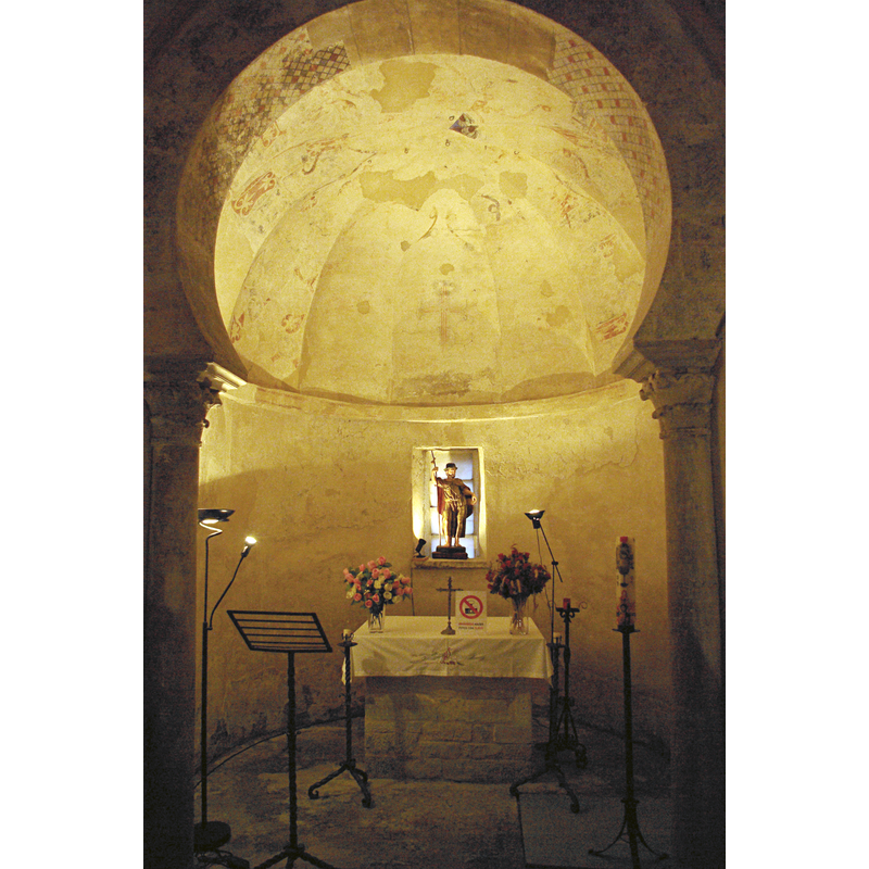 Source caption: "Interior de la iglesia de Santiago de Peñalba en Peñalba de Santiago (Ponferrada, (León, España)."