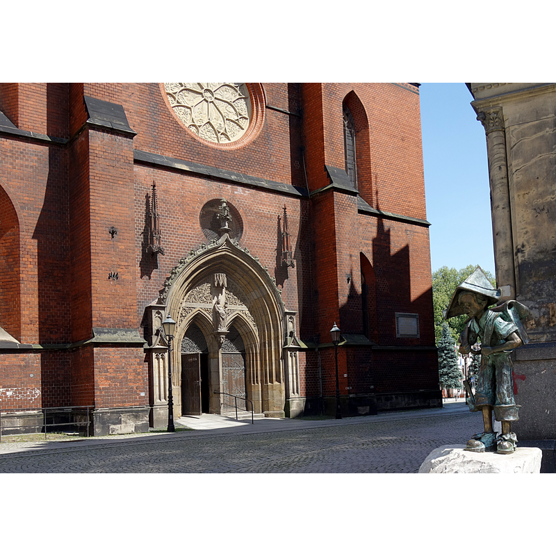 Source caption: "Legnica, portal katedry śś. Piotra i Pawła od strony rynku."