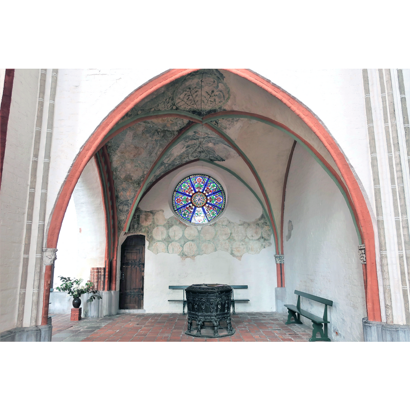Source caption: "Schweriner Dom. Mariä-Himmelfahrt-Kapelle im nördlichen Querhaus mit Taufbecken und historischer Wand- und Deckenmalerei."