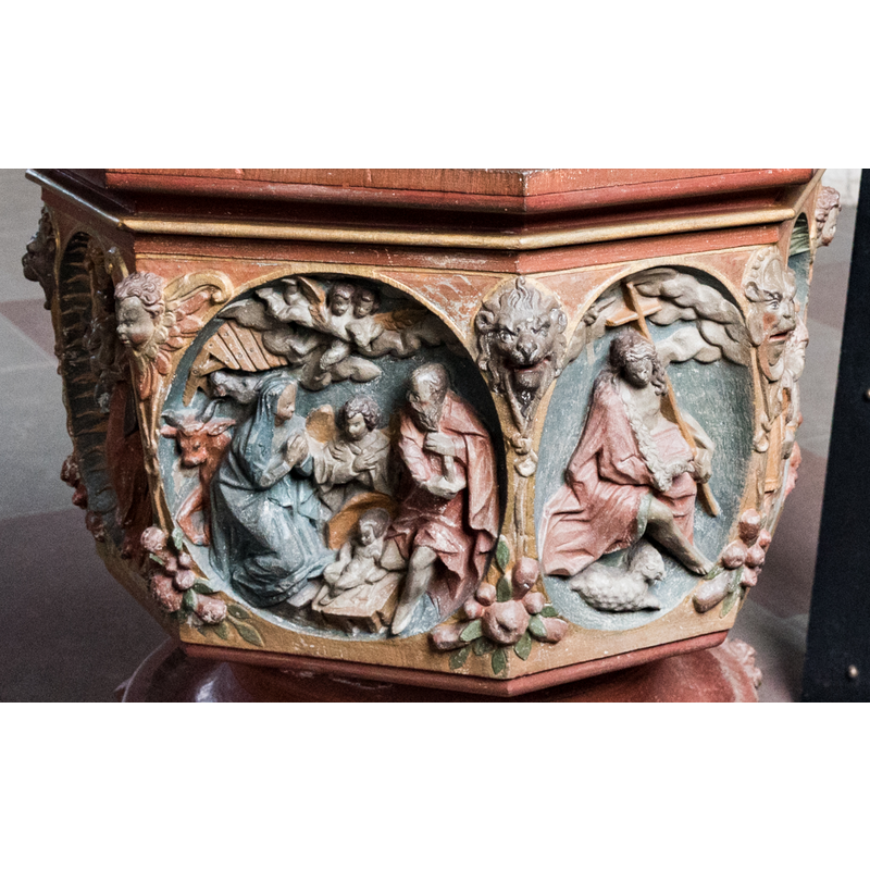 showing the Nativity in the left arch and the Majesty in the right arch