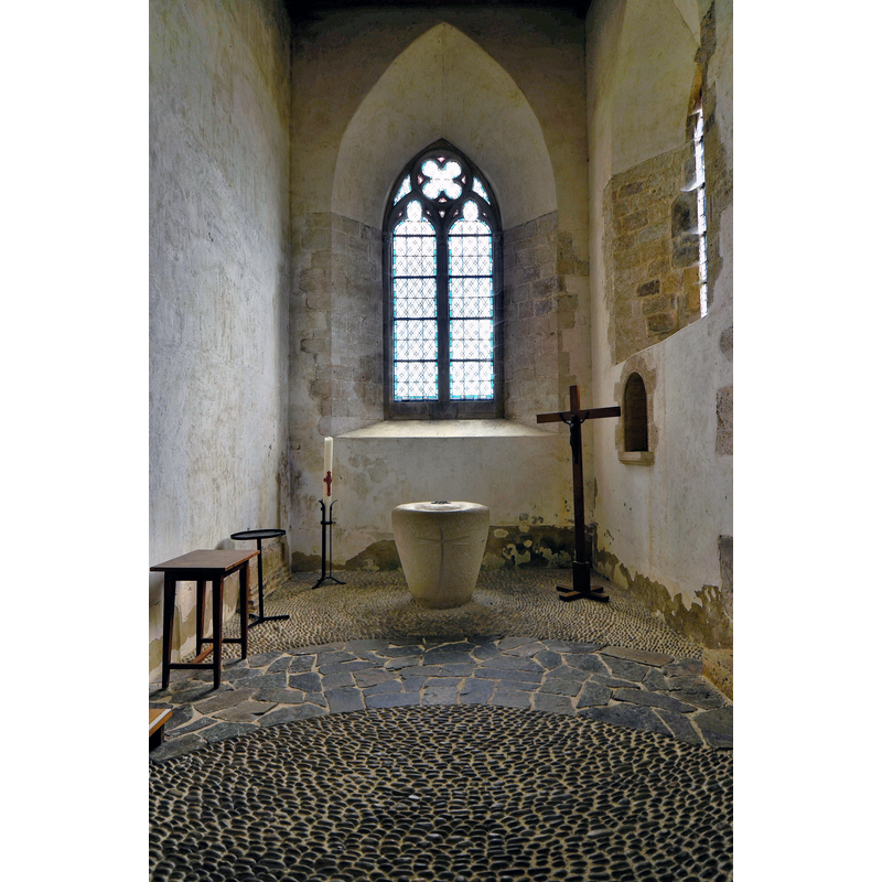 Source caption: "Abbaye Sainte-Trinité de Lessay Chapelle du croisillon Sud" -- the modern font in a south transept chapel