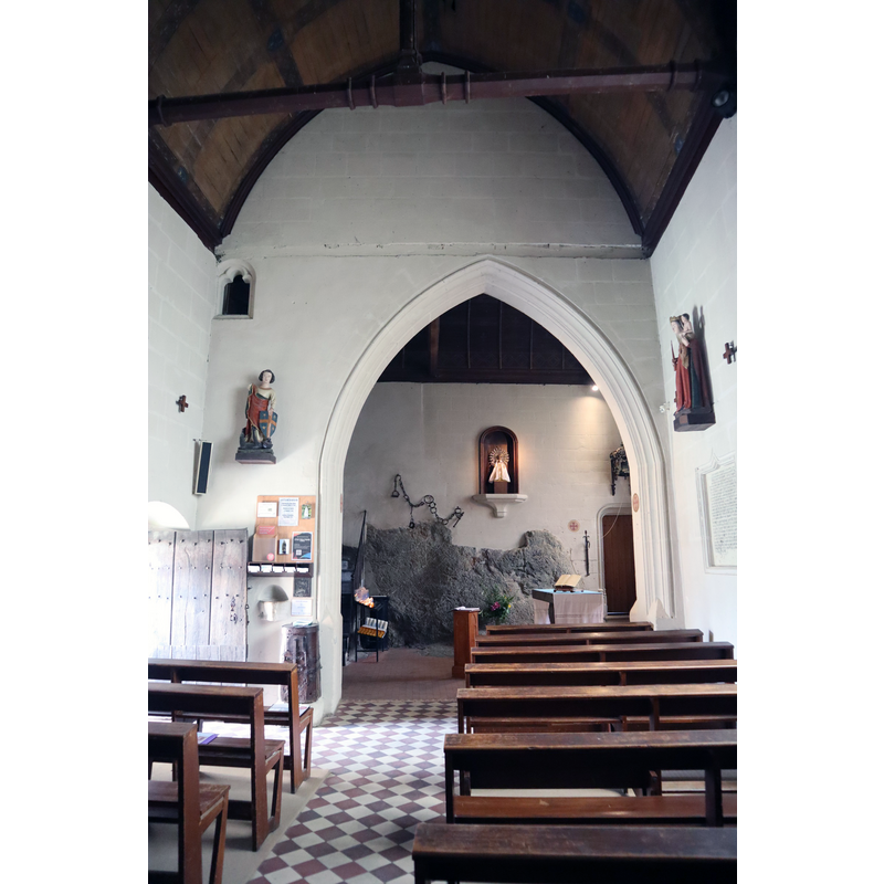 Source caption: "Intérieur de l'église Notre-Dame de Béhuard (49)."