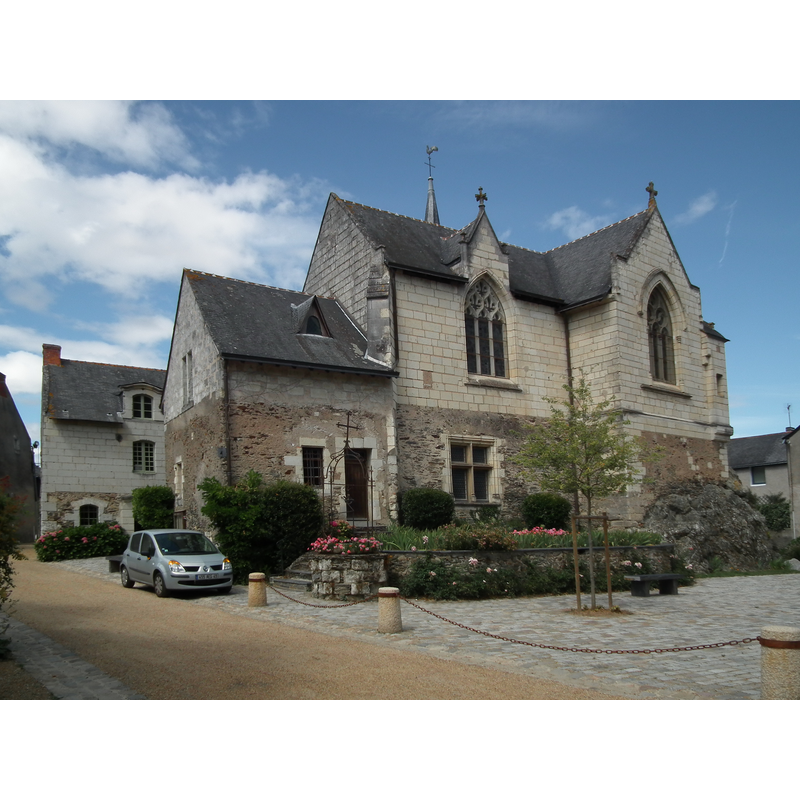 Source caption: "Église Notre-Dame, Béhuard, France"