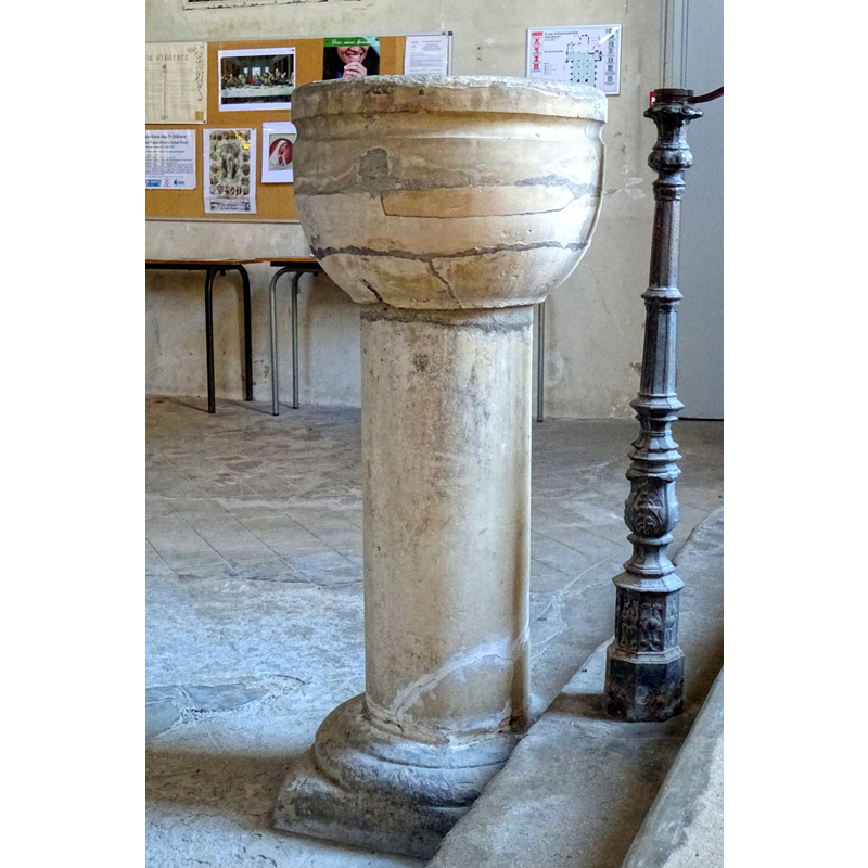 Source caption: "Bénitier du portail sud."