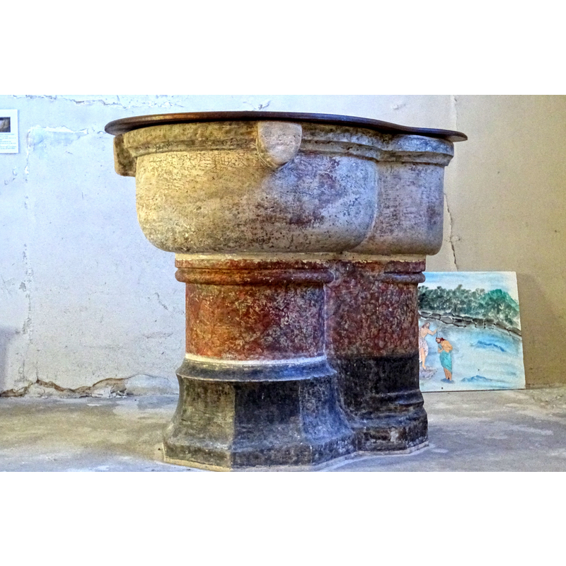 Source caption: "Fonts baptismaux à double cuve du XVIe siècle, décorés de trois blasons sur les côtés de la grande cuve, sans armes. L'intérieur de la grande cuve est recouverte d'une feuille de plomb peinte en noir."