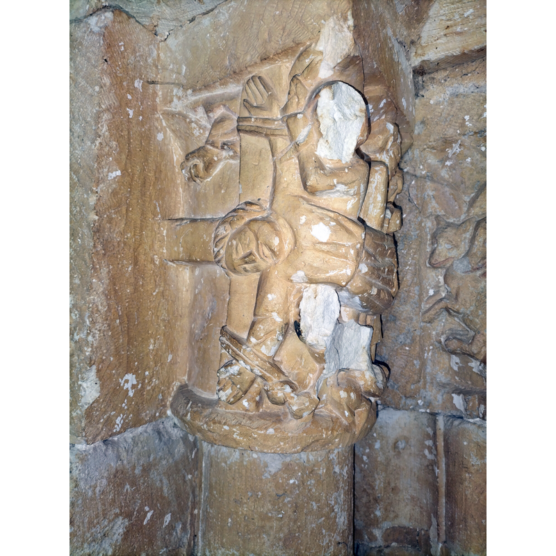 Source caption: "Saratsu - San Andres eliza - Atariko kapiteletako irudiak 7" -- one of the historiated capitals of the south portal; a crucifixion, or a preparation for St. Peter's cucifixion as suggested in the Arquivoltas entry for this church [http://www.arquivoltas.com/15-Burgos/02-Saraso.htm] [accessed 1 March 2025]