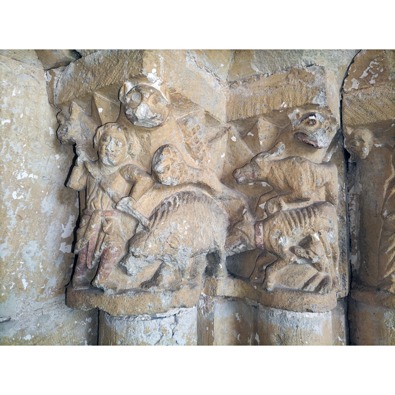 Source caption: "Saratsu - San Andres eliza - Atariko kapiteletako irudiak 3" -- two of the historiated capitals of the south portal; a boar hunt scene