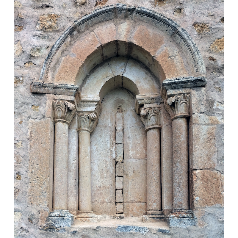 Source caption: "Saratsu - San Andres eliza - Leihoa 2" -- showing one of the windows of the apse