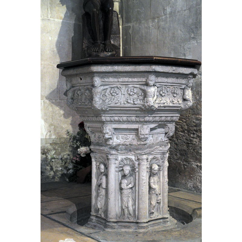 Source caption: "Katholische Kirche Saint-Ouen in Pont-Audemer im Département Eure (Haute-Normandie/Frankreich), Taufbecken aus dem 16. Jahrhundert / Pont-Audemer (Eure, Normandie, France), église St Ouen, fonts baptismaux du 16e siècle, classés M.H."