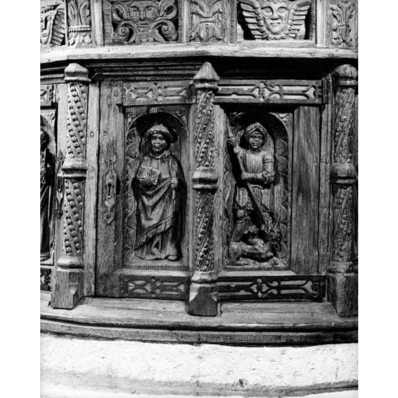 Source caption: "Détail. Panneaux sculptés. Saint Jacques le Mineur et saint Michel"