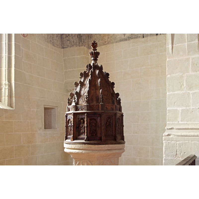 Source caption: "Bueil-en-Touraine (Indre-et-Loire). Collégiale Saint-Pierre, Saint-Michel et Saints-Innocents (XIIe, XIVe, XVe, XVIe siècles) [...] couvercle de bois sculpté), les rinceaux, volutes, macarons, appartiennent au style de la Renaissance."
