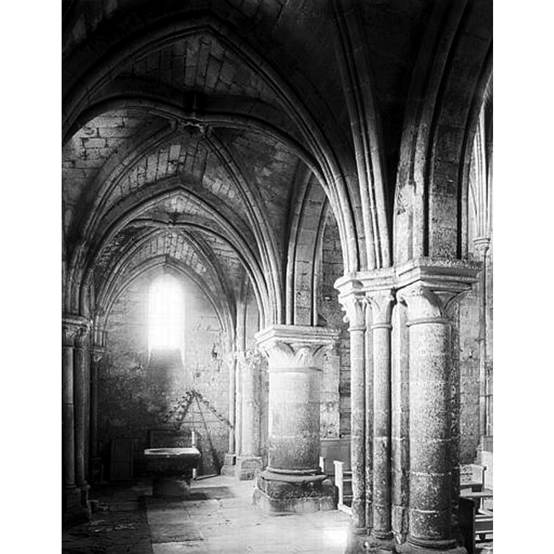 Source caption: "Intérieur, fonts baptismaux dans le collatéral sud"