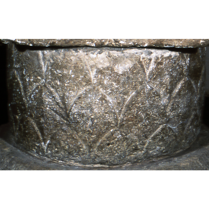 Overlapping laurel leaves on the base a/p Vivier-Seguin's description