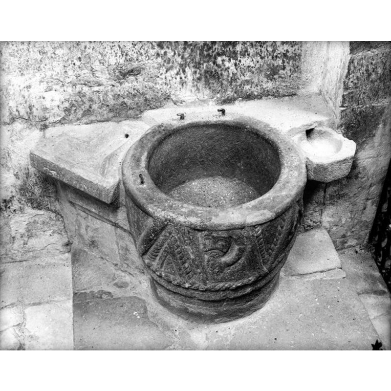 "La cuve en pierre est fermée par un couvercle en bois relié à la cuve par des pattes de fixation en fer forgé" [cf. FontNotes]