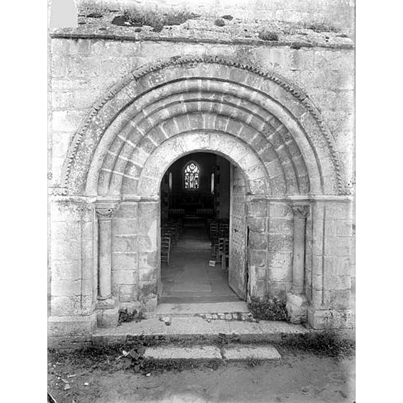 Source caption: "Portail de la façade ouest"