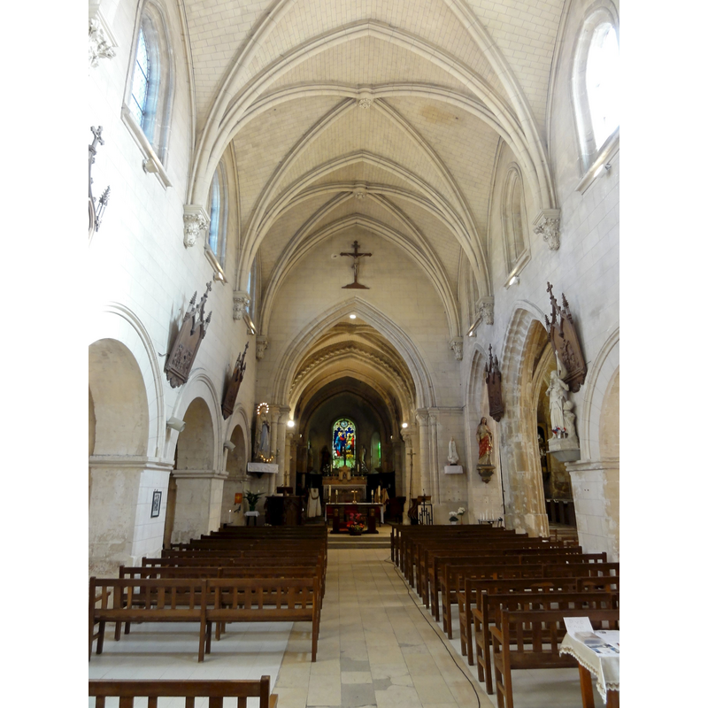 Source caption: "Béthisy-Saint-Pierre (60), église Saint-Pierre, nef, vue vers l'est"