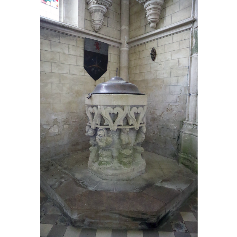 Source caption: "Intérieur de l'église Saint-Remy à Ceffonds (52). Fonts baptismaux."