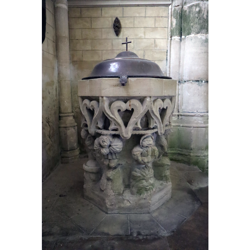 Source caption: "Intérieur de l'église Saint-Remy à Ceffonds (52). Fonts baptismaux."