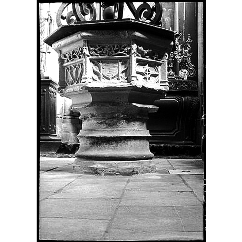 compare the pedestal base here with the one in ImageFileNo. 1250312004