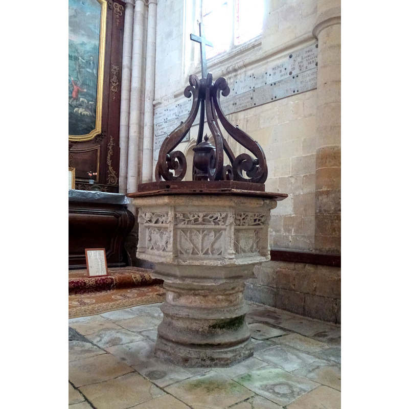 Source caption: "Eu (76), collégiale Notre-Dame-et-St-Laurent, croisillon sud, chapelle St-Laurent, fonts baptismaux"
