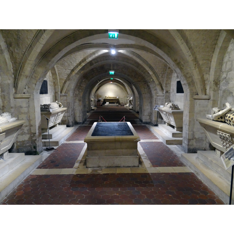Source caption: "Vue depuis le fond de la crypte de la Collégiale Notre-Dame-et-Saint-Laurent d'Eu."