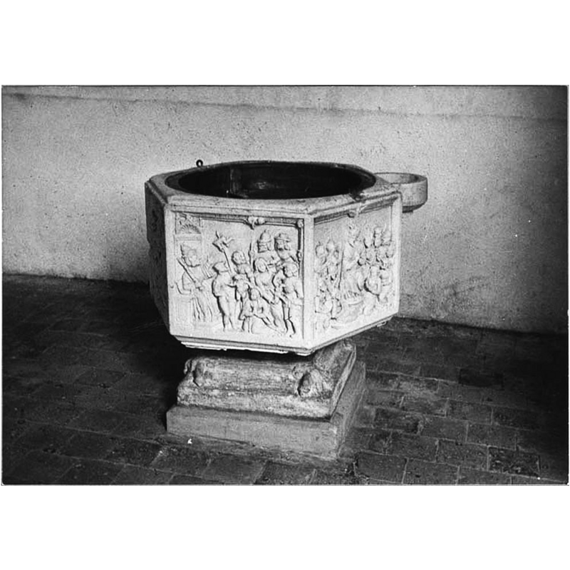 Source caption: "Fonts baptismaux : Baptême de Clovis, Pentecôte, Massacre des Innocents, Baptême du Christ" -- showing the stone appendage to the upper rim back, right side, and the inner basin metal insert