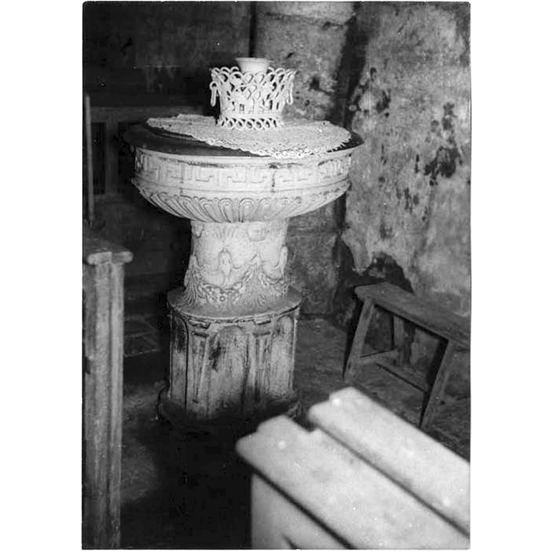 Source caption: "Fonts baptismaux"