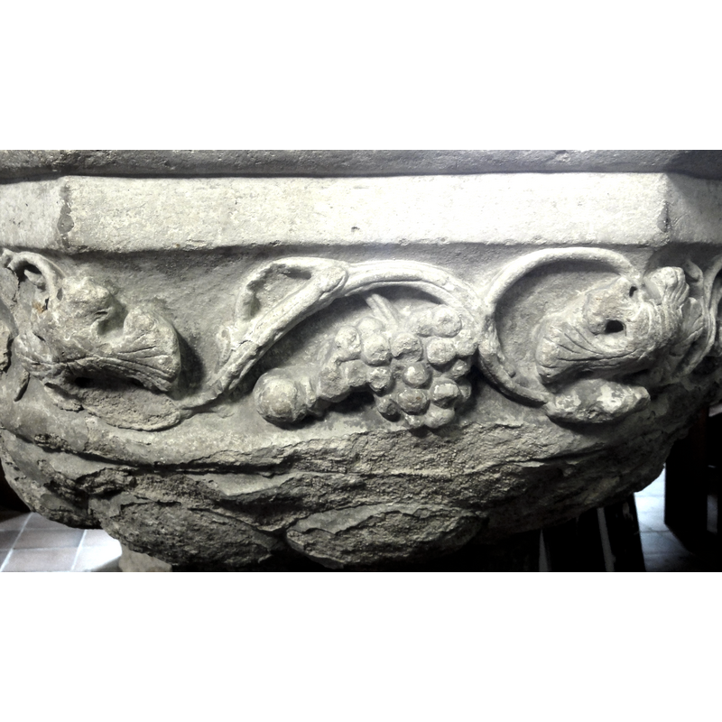Source caption: "Montsoult (95), église Saint-Sulpice, fonts baptismaux, frise"