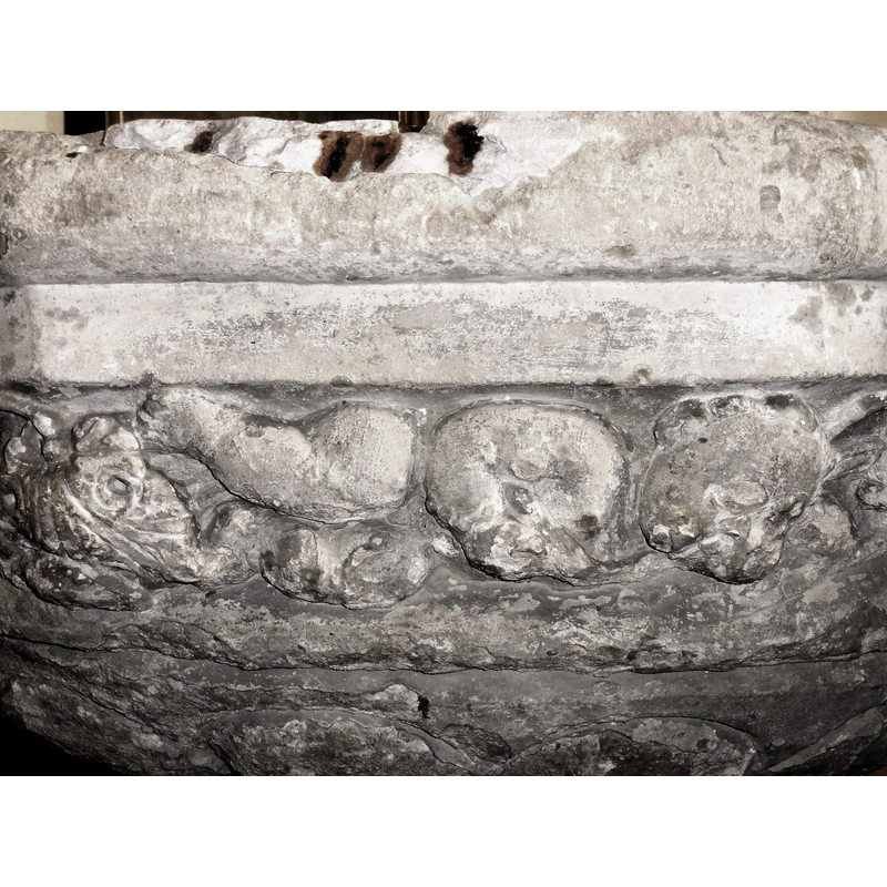 Source caption: "Montsoult (95), église Saint-Sulpice, fonts baptismaux, frise" -- much damaged/eroded