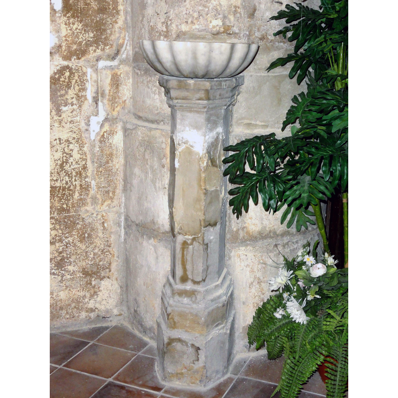 Source caption: "Montsoult (95), église Saint-Sulpice, bénitier"