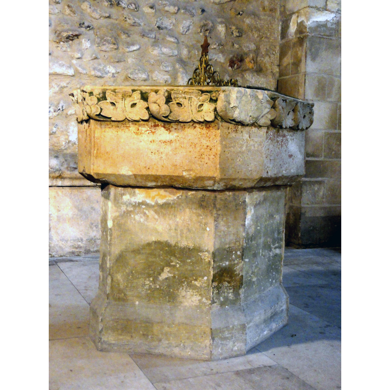 Source caption: "Mantes-la-Jolie (78), église Sainte-Anne de Gassicourt, fonts baptismaux"