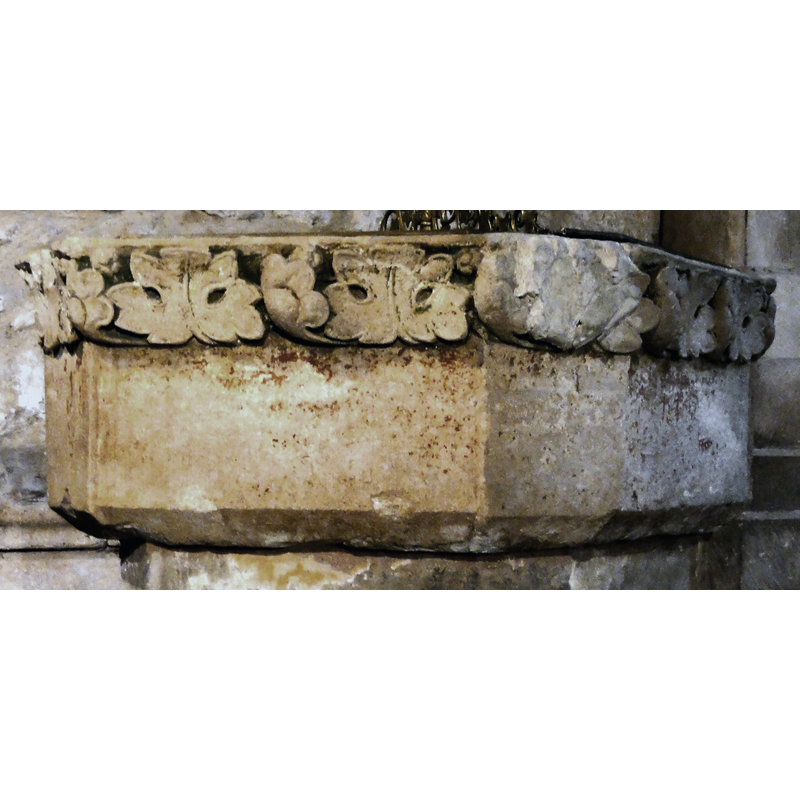 Source caption: "Mantes-la-Jolie (78), église Sainte-Anne de Gassicourt, fonts baptismaux"