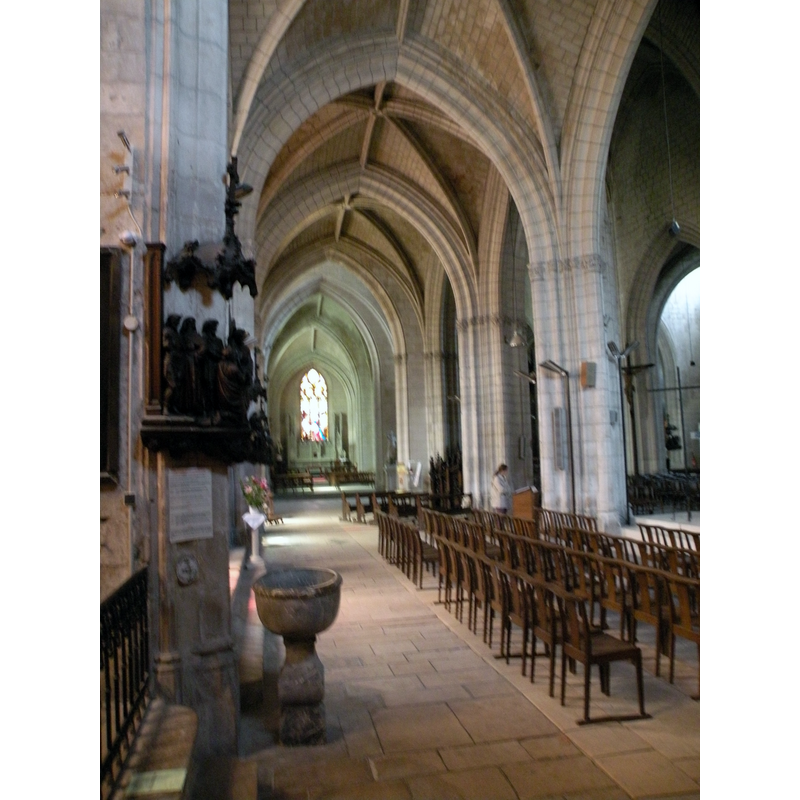 Source caption: "Église Notre-Dame de Niort" -- showing a holy-eater stoup in the aisle