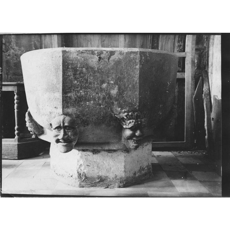 Source caption: "Fonts baptismaux (cuve baptismale à infusion), pierre:"