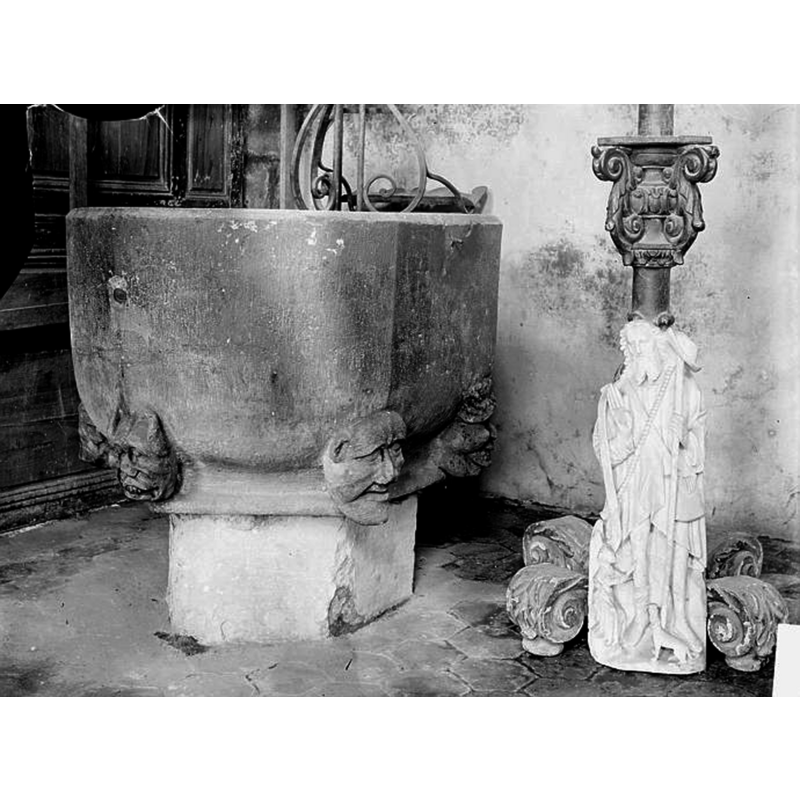 Source caption: " Fonts baptismaux ; Statuette."