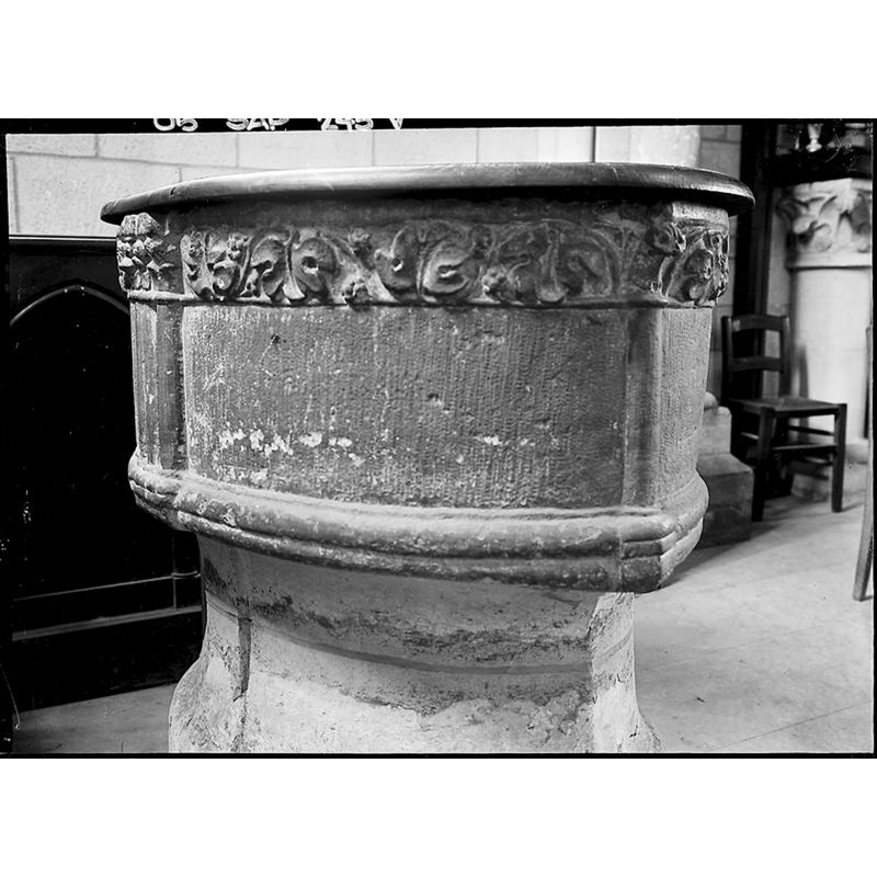 Source caption: "Fonts baptismaux"