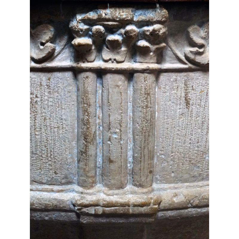 Source caption: "Bougival (78), église Notre-Dame, fonts baptismaux, détail"