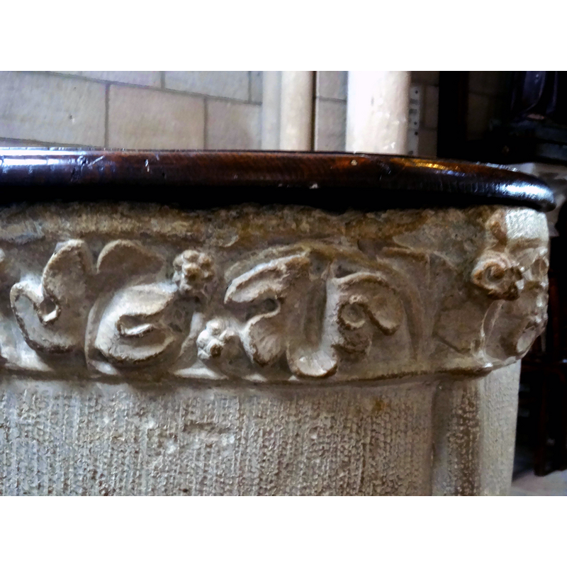 Source caption: "Bougival (78), église Notre-Dame, fonts baptismaux, détail"