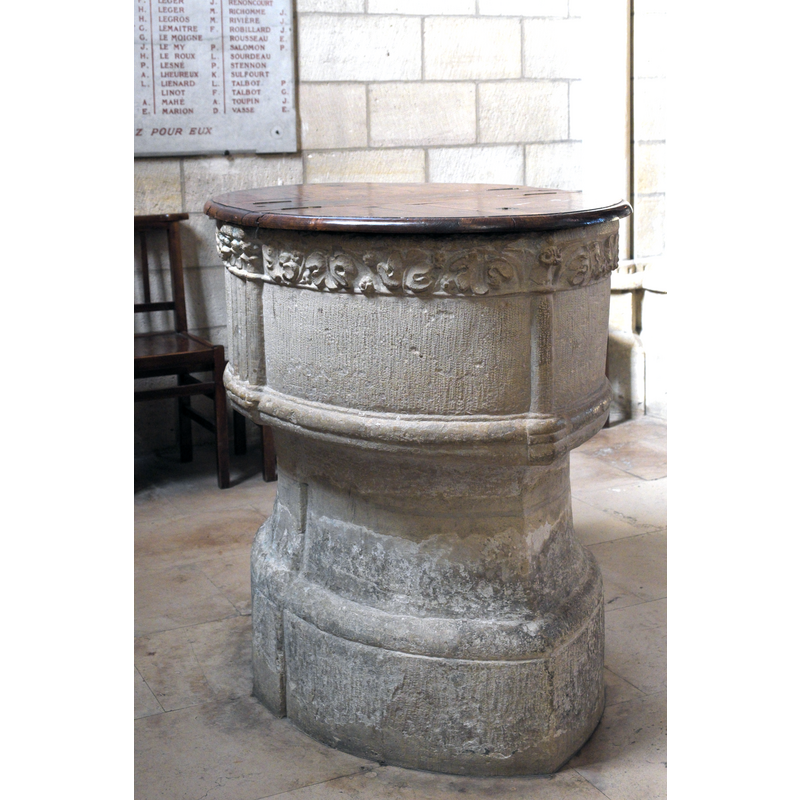 Source caption: "Katholische Pfarrkirche Notre-Dame in Bougival im Département Yvelines (Île-de-France/Frankreich), Taufbecken aus dem 13. Jahrhundert"