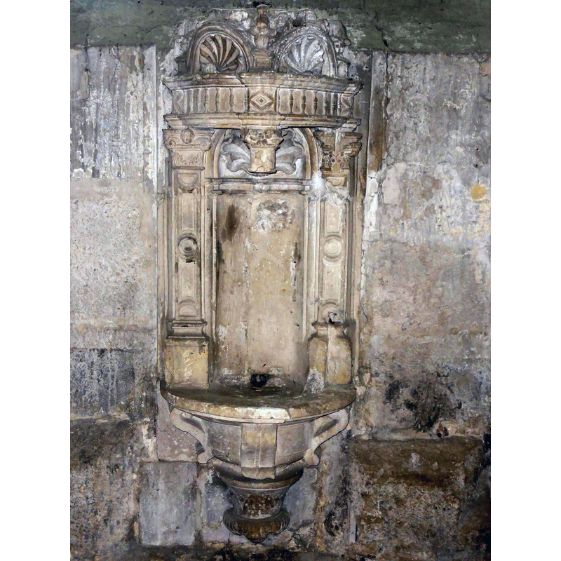 Source caption: "Piscine liturgique près des fonts baptismaux, dans la première travée du bas-côté nord."