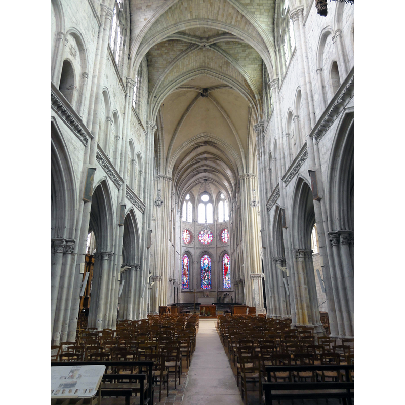 Source caption: "Moret-sur-Loing (77), église Notre-Dame, nef, vue vers l'est"
