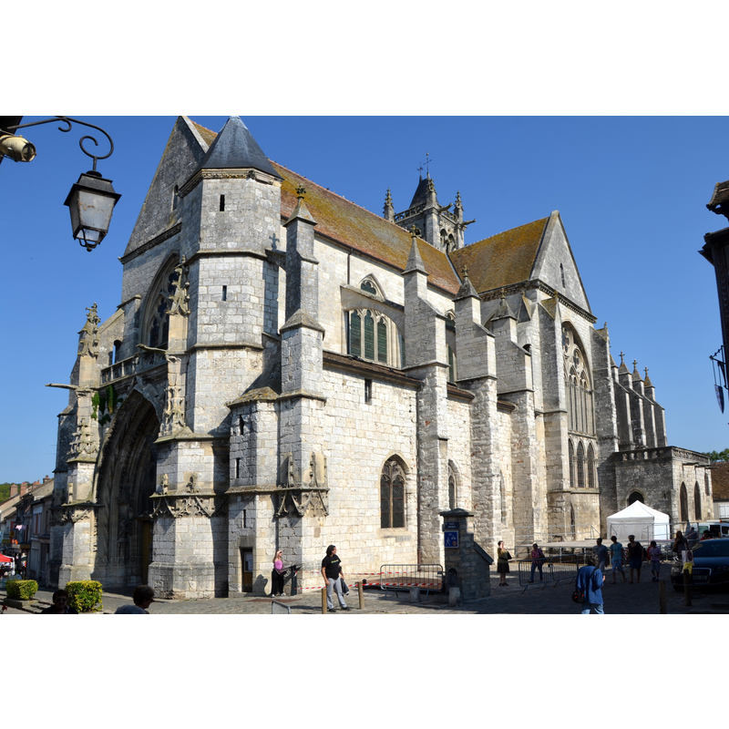 Source caption: "Église Notre-Dame de Moret-sur-Loing, Seine-et-Marne, France."