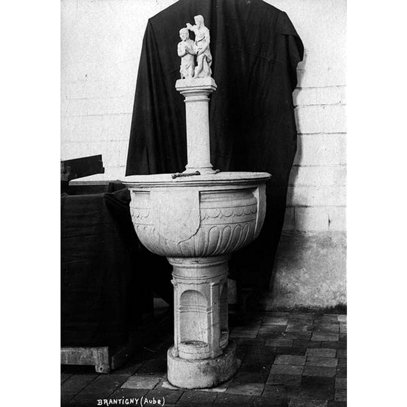 Source caption: "Fonts baptismaux, vue générale" -- showing the font and the sculpture of the Baptism of Christ